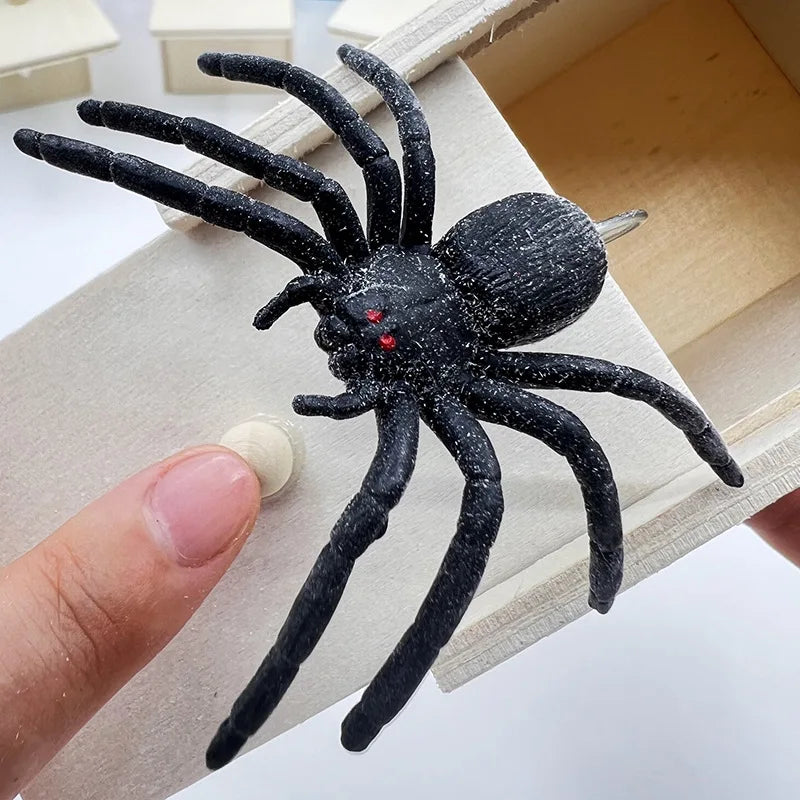 1 PC Wooden Prank Fake Spider Scary Box Halloween Surprising Boxes Scare Friend Funny Play Scary Gift Spoof Tricky Wooden Chest